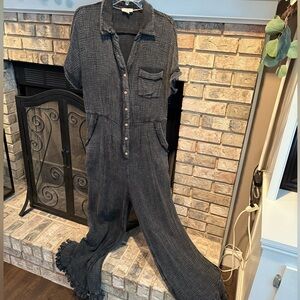 Umgee short sleeve gauze button front jumpsuit, black, size Large, EUC